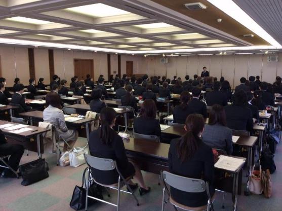 新規採用職員研修 市長講話の様子