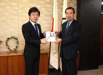 寄附金受け取りの様子の写真