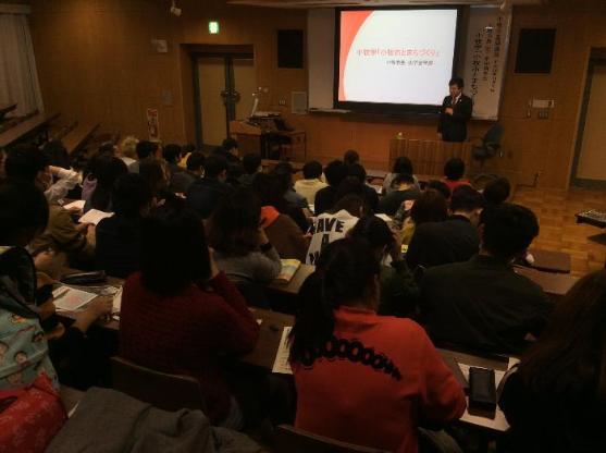 愛知文教大学 「小牧学」市長講演の様子