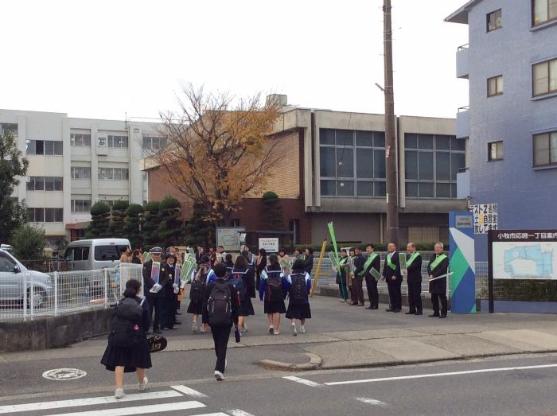 笑顔でさきがけ あいさつ運動の様子