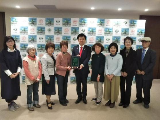 16日 国際交流協会漢字ボランティア教室国際交流推進功労者表彰受賞表敬訪問