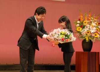 市長と寺本明日香選手の写真