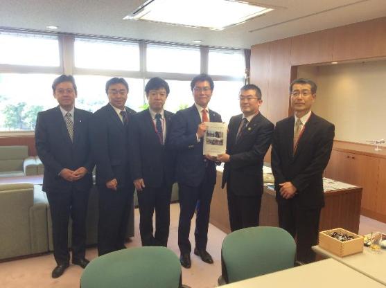 無電柱化推進に係る要望活動（秋本国土交通大臣政務官）の様子