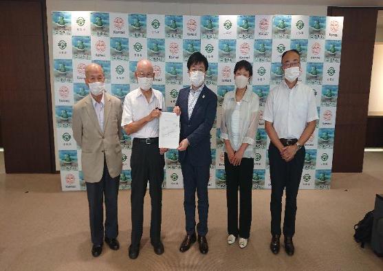 8月17日小牧市民活動ネットワーク様 高齢者による地域親活動に関する提言書の提出