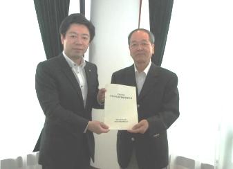 報告書提出の様子