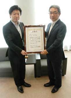 小牧ロータリークラブ鈴木会長へ山下市長から感謝状を渡す時の写真