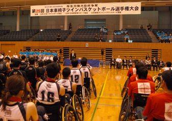 開会式であいさつをする市長の写真