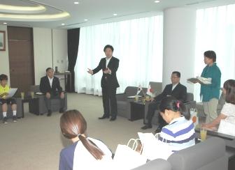 訪問団の表敬訪問の様子の写真