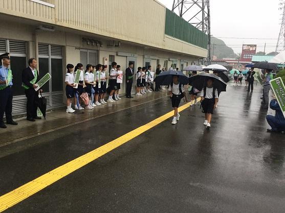 笑顔でさきがけ挨拶運動の様子の写真
