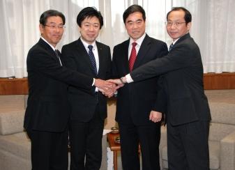 表敬訪問の様子の写真
