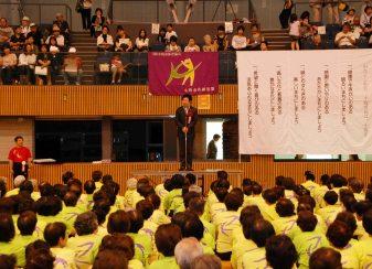 開会式であいさつをする市長の写真