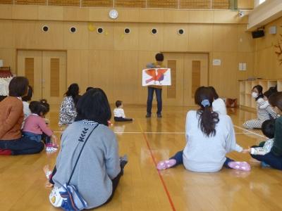 児童館内で行われている英語事業に参加する母子と先生