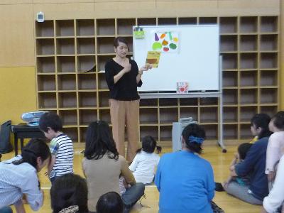 西部児童館で参加する親子