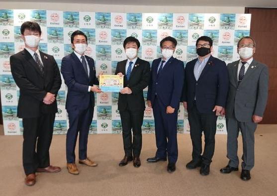 30日 小牧商工会議所青年部からの本の寄贈