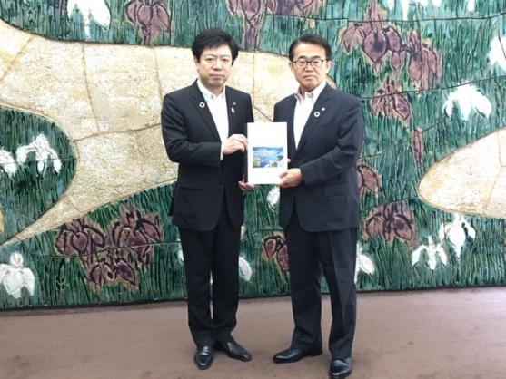 新濃尾地区の事業促進に関する知事への提案の様子