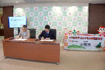 協定書に署名する天野市長と朝倉代表取締役社長