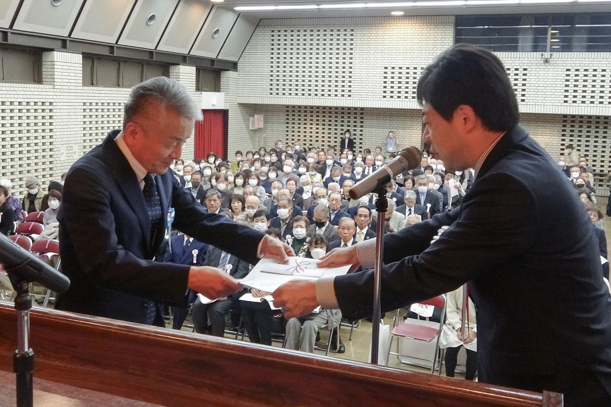 山下市長から表彰状を受け取る様子