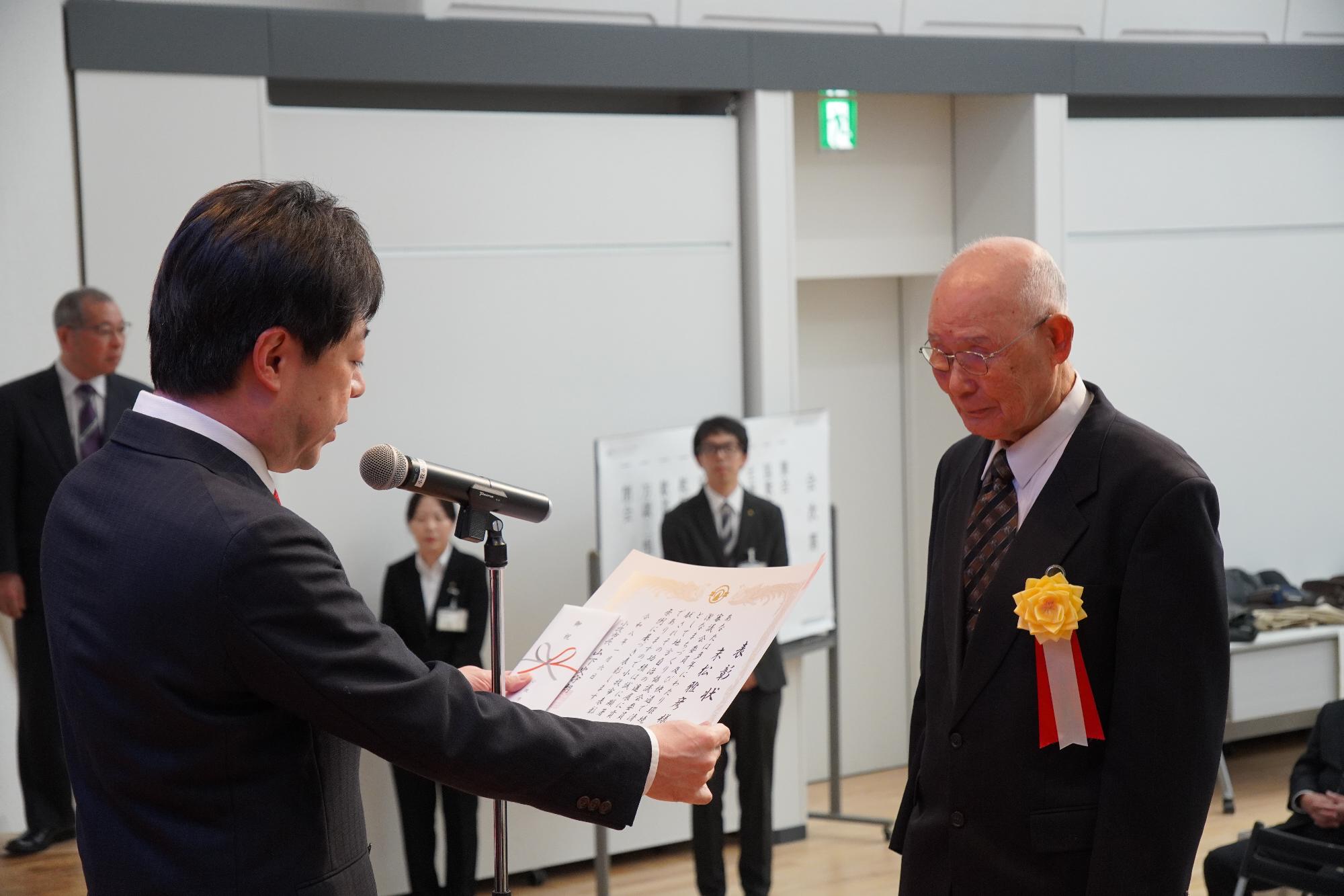 市政功労者表彰を行う山下市長