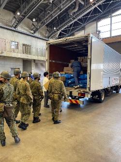 救援物資運搬トラック荷下ろし