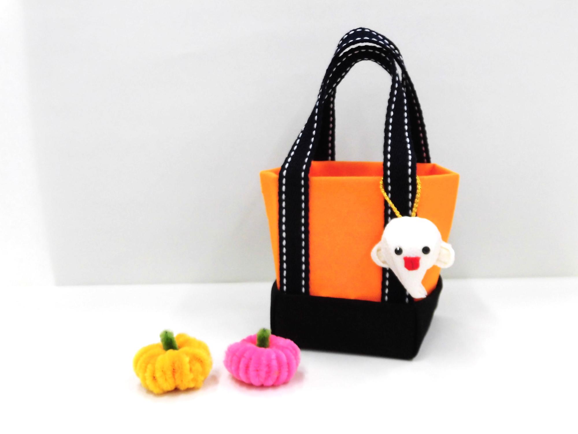 牛乳パックで作ったハロウィン向けトートバック画像