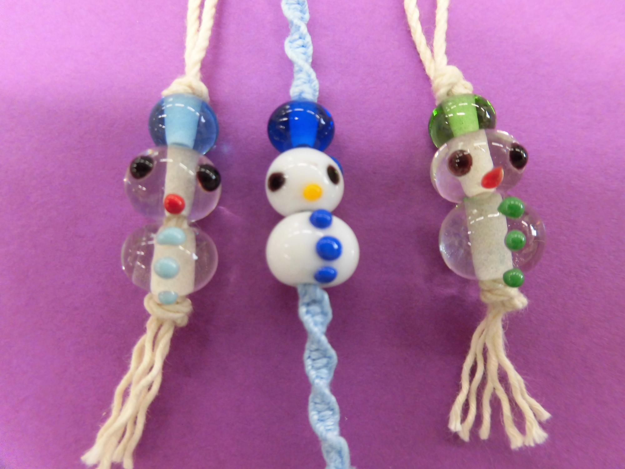 とんぼ玉で雪だるまを作った画像