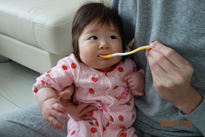 離乳食を食べる子ども
