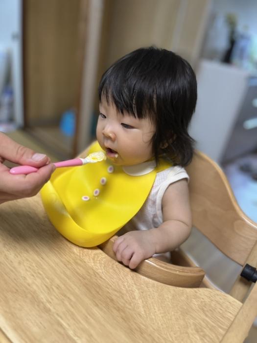 離乳食を食べるイラスト