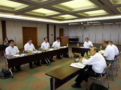 委員の手元に資料が置かれている写真