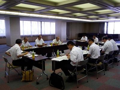 委員の手元にある資料を見ている写真