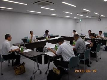 資料を見ている委員の写真