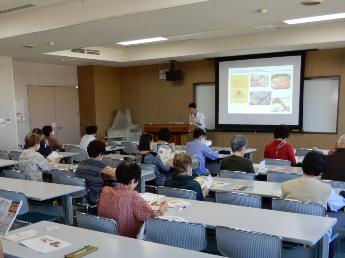 熱心に講義を受けている様子