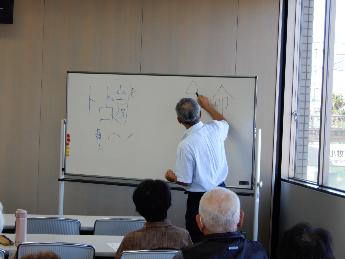 ホワイトボードを使って講義している様子