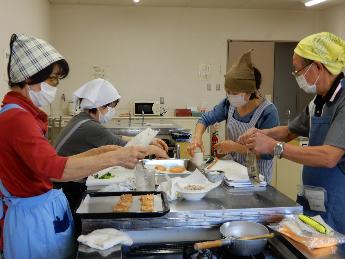 グループで協力して料理に取組む様子