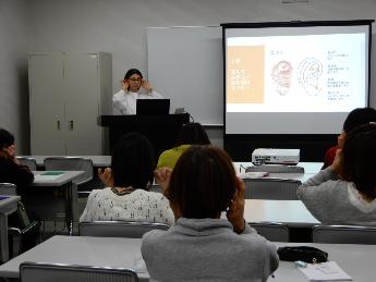 自分の耳を実際に触りながら講義を受けている様子