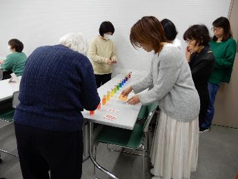 カラーボトルとカードが並んでいて、気になる色をそれぞれが選んでいる様子