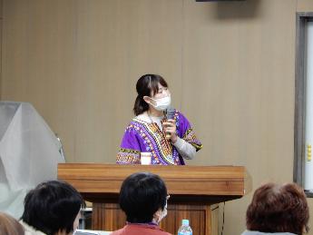 meijiの河津先生が教壇で講義をしている様子