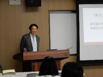 橋本先生が教壇に立ち講義をするようす