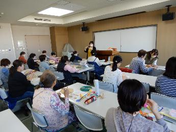 先生からクロスステッチバッグの作り方の説明を受けているところ