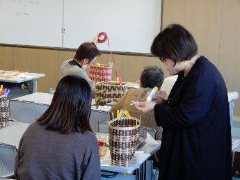 わからないところを個別に教わっている様子