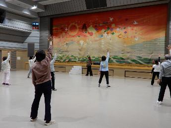 先生のダンスをお手本にして振り付けを覚えているところ