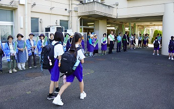 令和7年度あいさつ運動の様子