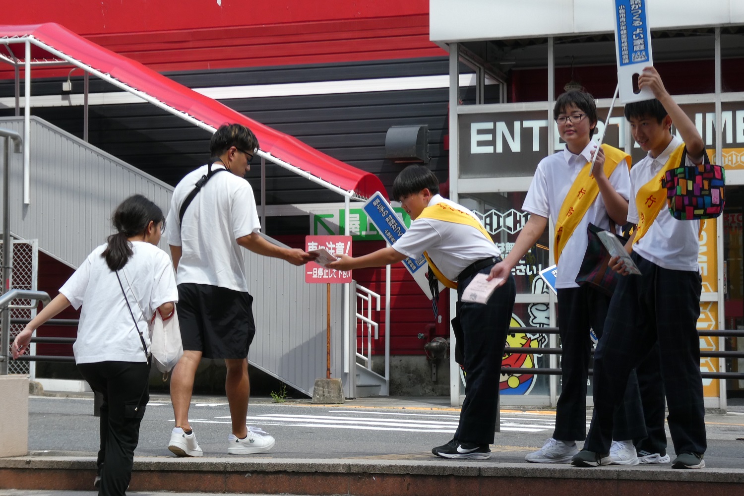 「青少年の非行・被害防止に取り組む市民運動」一斉啓発活動 活動中の様子