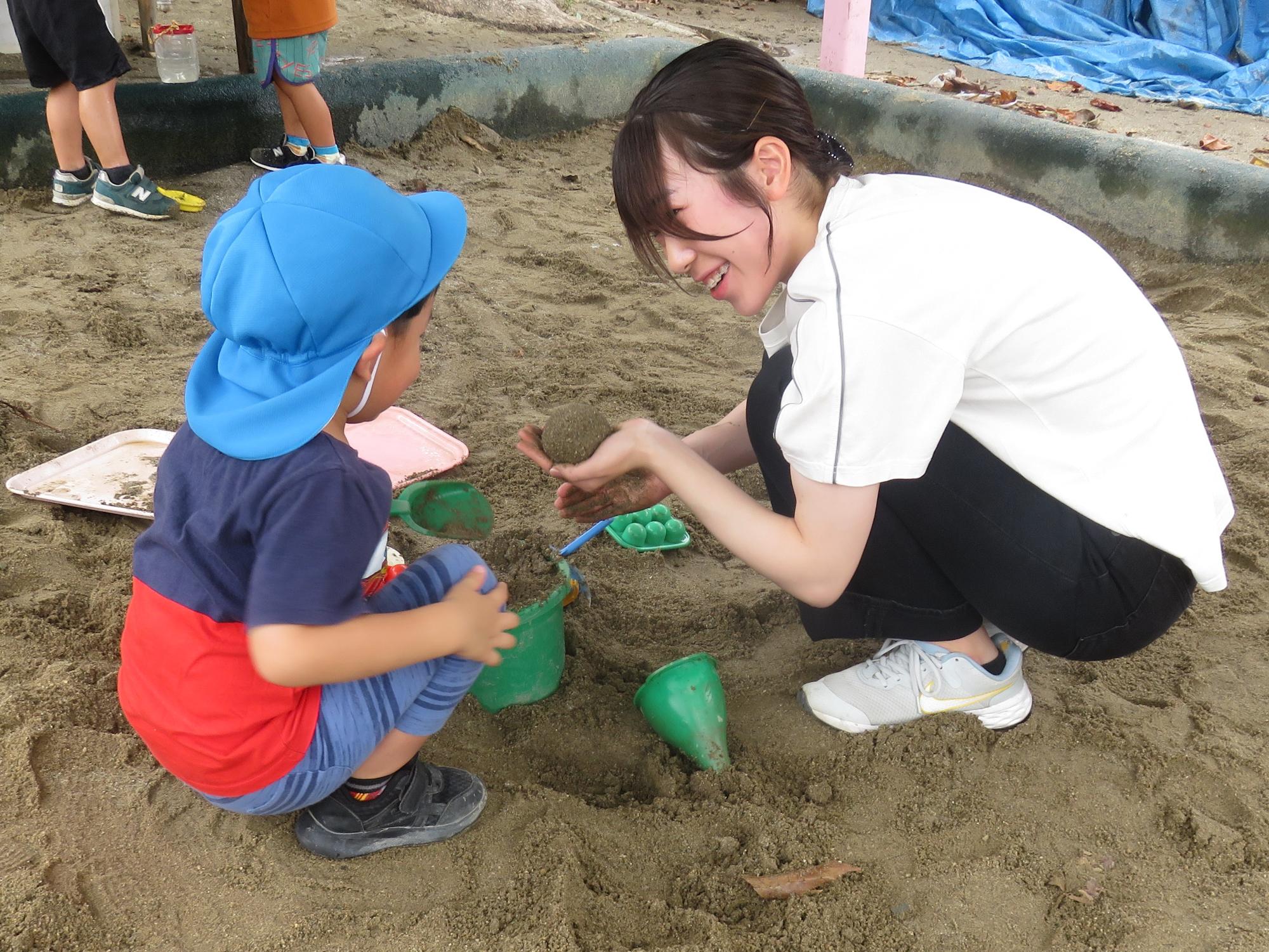 保育士体験で子どもと遊んでいる写真
