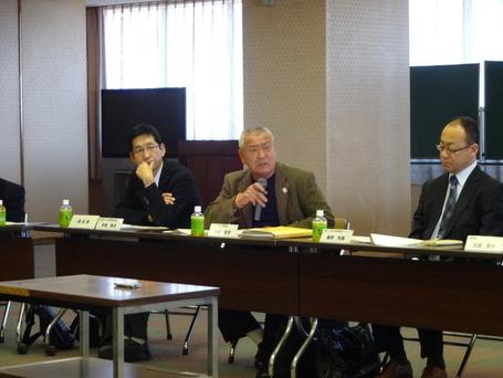 第12回地域協議会市民会議で事務局から現在の進捗状況等の報告をしている様子の写真