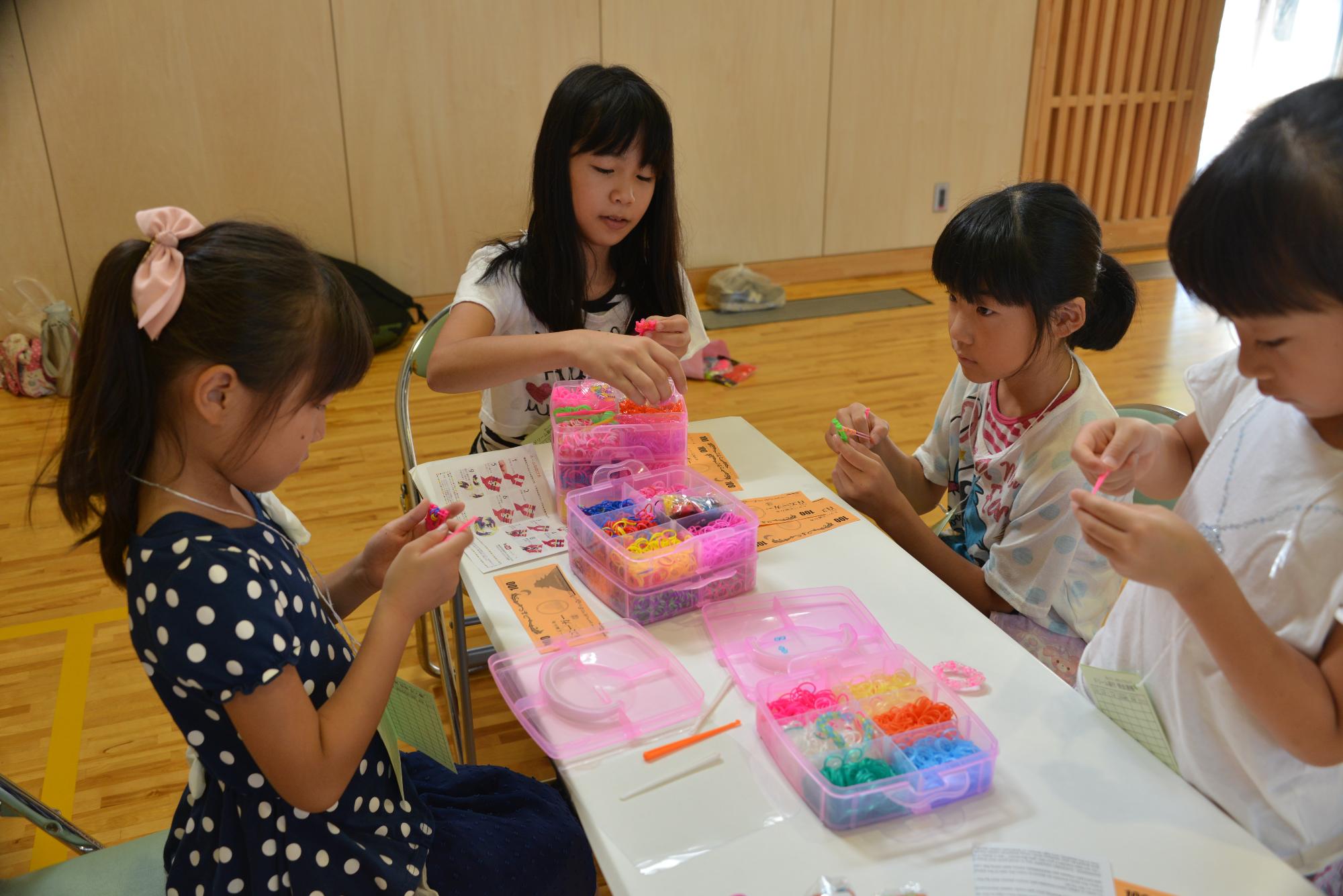 会場にて小物を作る子どもたち