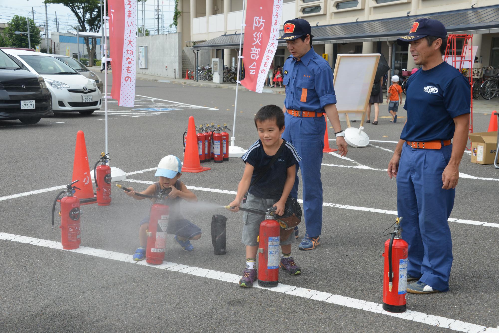 消火器を使っている子ども