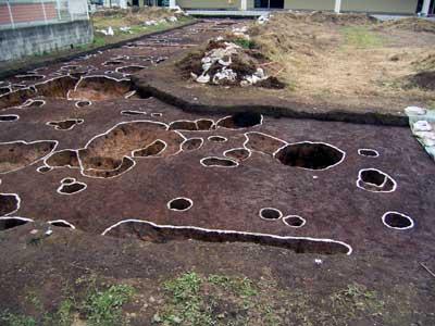 上御園遺跡発掘調査柱穴・土こうの写真