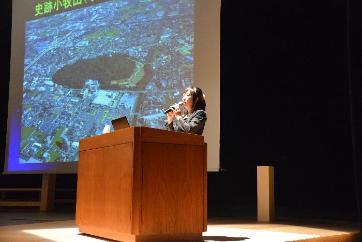 史跡小牧山主郭地区第8次発掘調査成果報告の様子