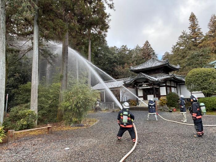 消防団と消防署による放水状況