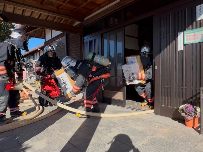消防隊の文化財搬出訓練